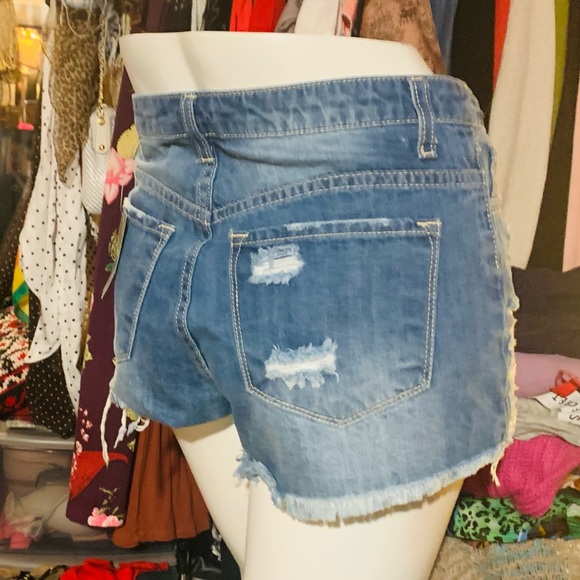 ๐ NWT FOREVER 21 DISTRESSED BOOTY SHORTS โ SIZE S - Picture 2 of 13